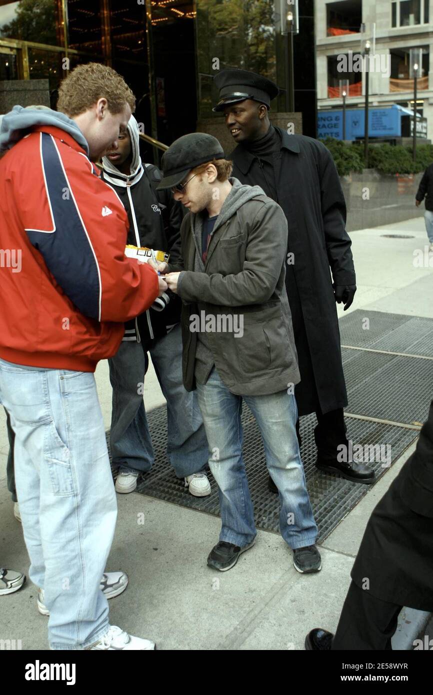 Esclusiva!! Seth Green lascia il suo hotel a New York City e si dirige verso l'aeroporto, fermandosi mentre si entra in auto per firmare autografi per fans.New York, New York. 11/8/07. [[faa]] Foto Stock