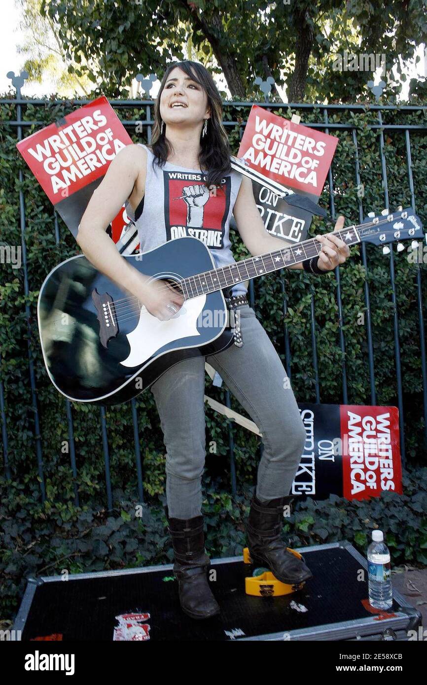 KT Tunstall, nominato dalla Grammy, ha dimostrato il suo sostegno e la sua solidarietà con la WGA eseguendo diverse delle sue canzoni di successo sulle linee del picket fuori dagli Studios Walt Disney. Burbank, California. 11/14/07. [[wam]] Foto Stock