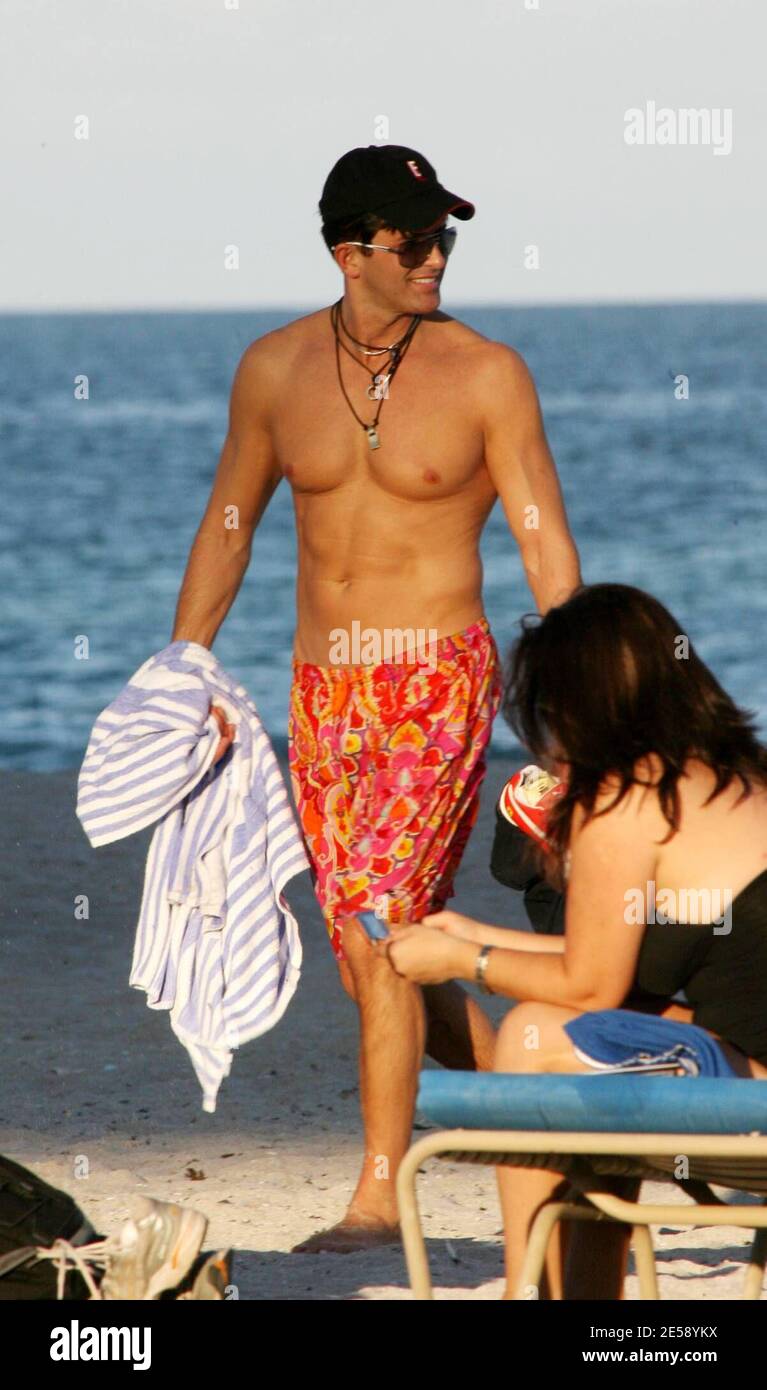 Esclusiva!! Dr. Robert Rey di e! Intrattenimento 'Dr. 90210' mostra il suo  corpo duro al sole su Miami Beach e si pone per le fotografie con i tifosi.  È in città per