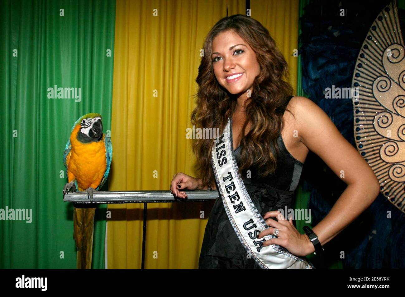 Miss Teen USA Hilary Cruz arriva all'undicesima edizione del Best Buddies Gala e fa amicizia con alcuni animali selvatici locali. Il Gala, che sostiene le persone con disabilità intellettuali in tutto il mondo, è una serata indimenticabile di dono, amicizia e divertimento al Bicentennial Park di Miami. Il tema di quest'anno, un Carnevale brasiliano, dimostra la portata internazionale dei migliori amici e offre una celebrazione dell'arte e della cultura brasiliana. Miami, Florida. 12/01/07. [[fal]] Foto Stock