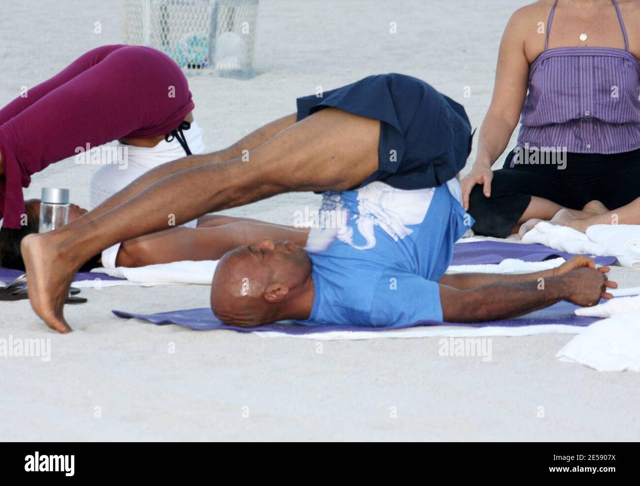 Hip Hop Mogul Russell Simmons fa lezione di yoga a Miami Beach con la sua nuova ragazza, modello Porschla Coleman. Miami Beach, Florida. 12/4/07. [[mab]] Foto Stock