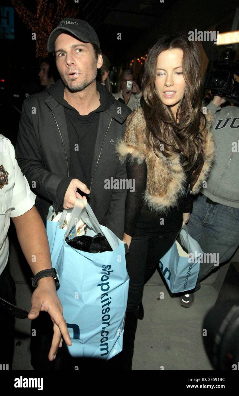 Kate Beckinsale e il marito Len Wiseman hanno fatto shopping oggi su Robertson Blvd. A West Hollywood. La coppia si fermò in diversi negozi, tra cui Lisa Kline e Kitson Kids. Los Angeles, California. 12/8/07. [[xxx aab]] Foto Stock