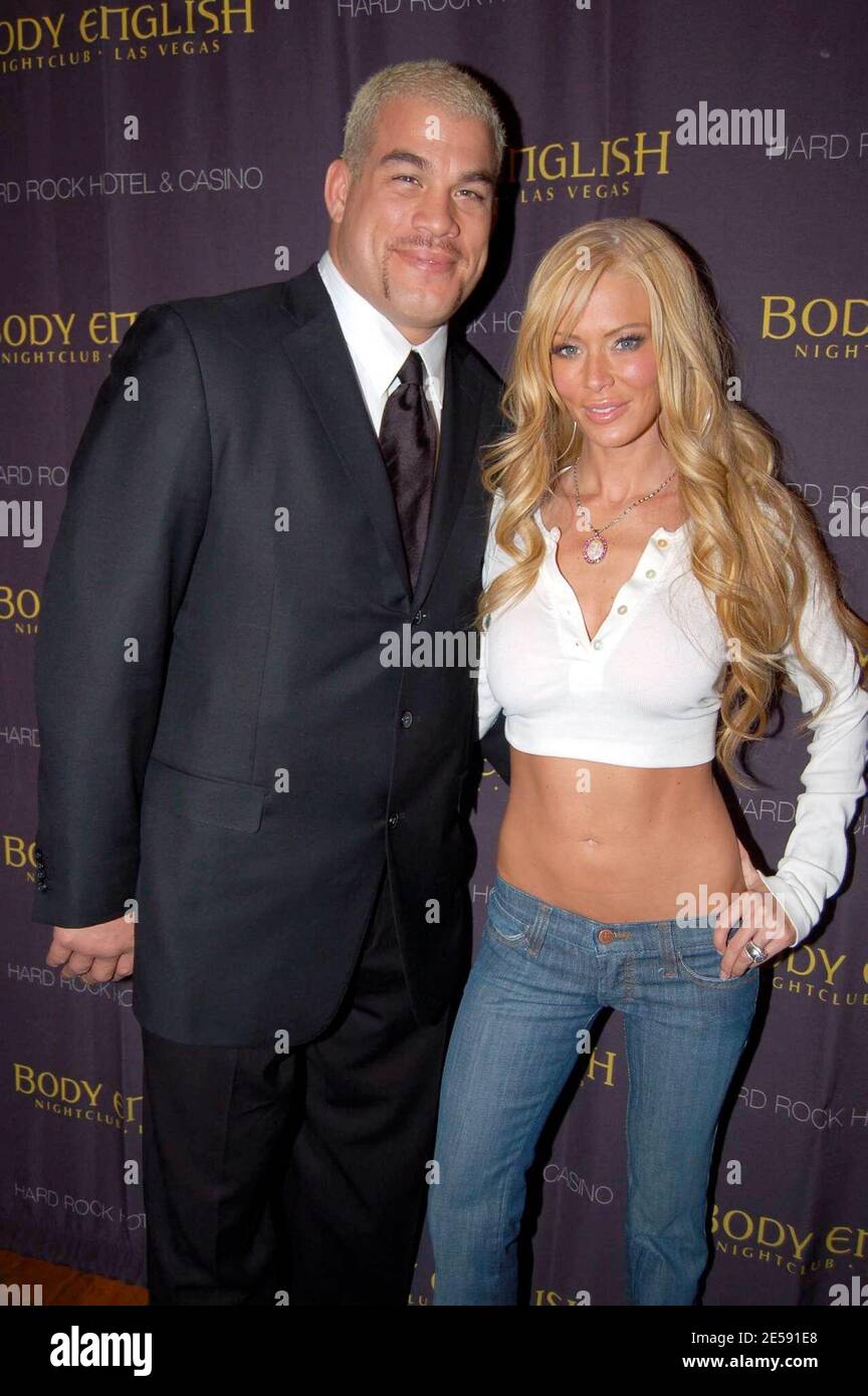 Tito Ortiz e Jenna Jameson partecipano alla festa post-combattimento di Ricky Hatton al Body English. Il coraggioso Brit Hatton ha ceduto il suo record imbattuto all'American Floyd Mayweather dopo una sosta al decimo giro nell'attesissimo combattimento in cui Mayweather lo ha galleggiato con un punitivo gancio sinistro. I rapporti sono che, anche con la sconfitta, Hatton non è pronto a gettare nel asciugamano. Dice: "Mi beffi giù, ma io continuo a tornare. Ricky Hatton non è finito.' aggiungendo 'il mio orgoglio è ferito più dei pugni feriti.' Las Vegas, Nevada. 12/8/07. [[cas]] Foto Stock