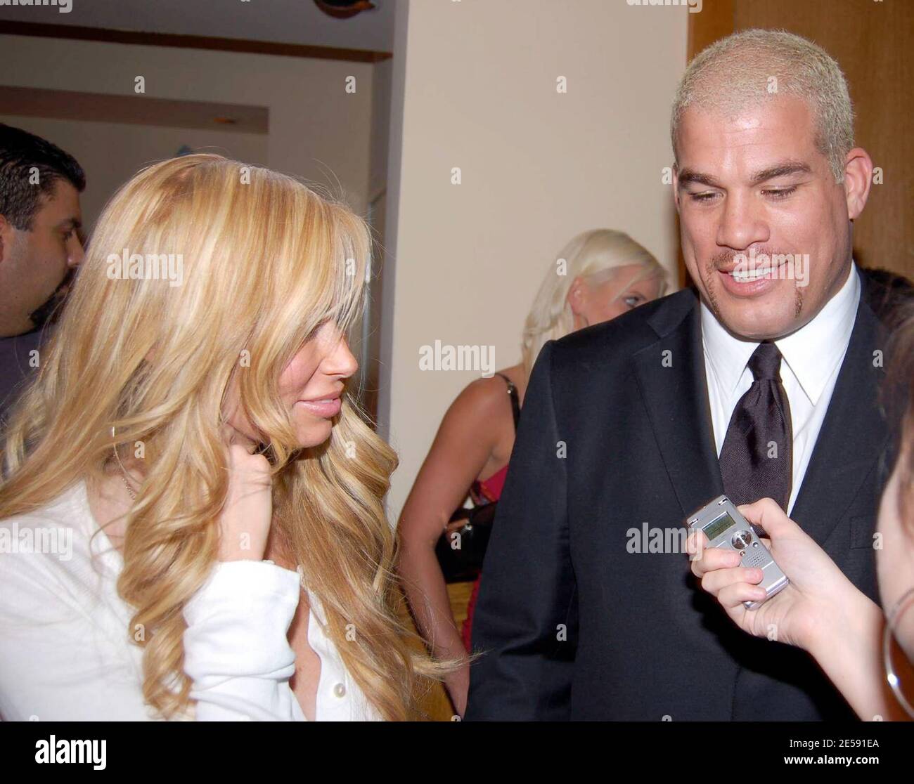 Tito Ortiz e Jenna Jameson partecipano alla festa post-combattimento di Ricky Hatton al Body English. Il coraggioso Brit Hatton ha ceduto il suo record imbattuto all'American Floyd Mayweather dopo una sosta al decimo giro nell'attesissimo combattimento in cui Mayweather lo ha galleggiato con un punitivo gancio sinistro. I rapporti sono che, anche con la sconfitta, Hatton non è pronto a gettare nel asciugamano. Dice: "Mi beffi giù, ma io continuo a tornare. Ricky Hatton non è finito.' aggiungendo 'il mio orgoglio è ferito più dei pugni feriti.' Las Vegas, Nevada. 12/8/07. [[cas]] Foto Stock