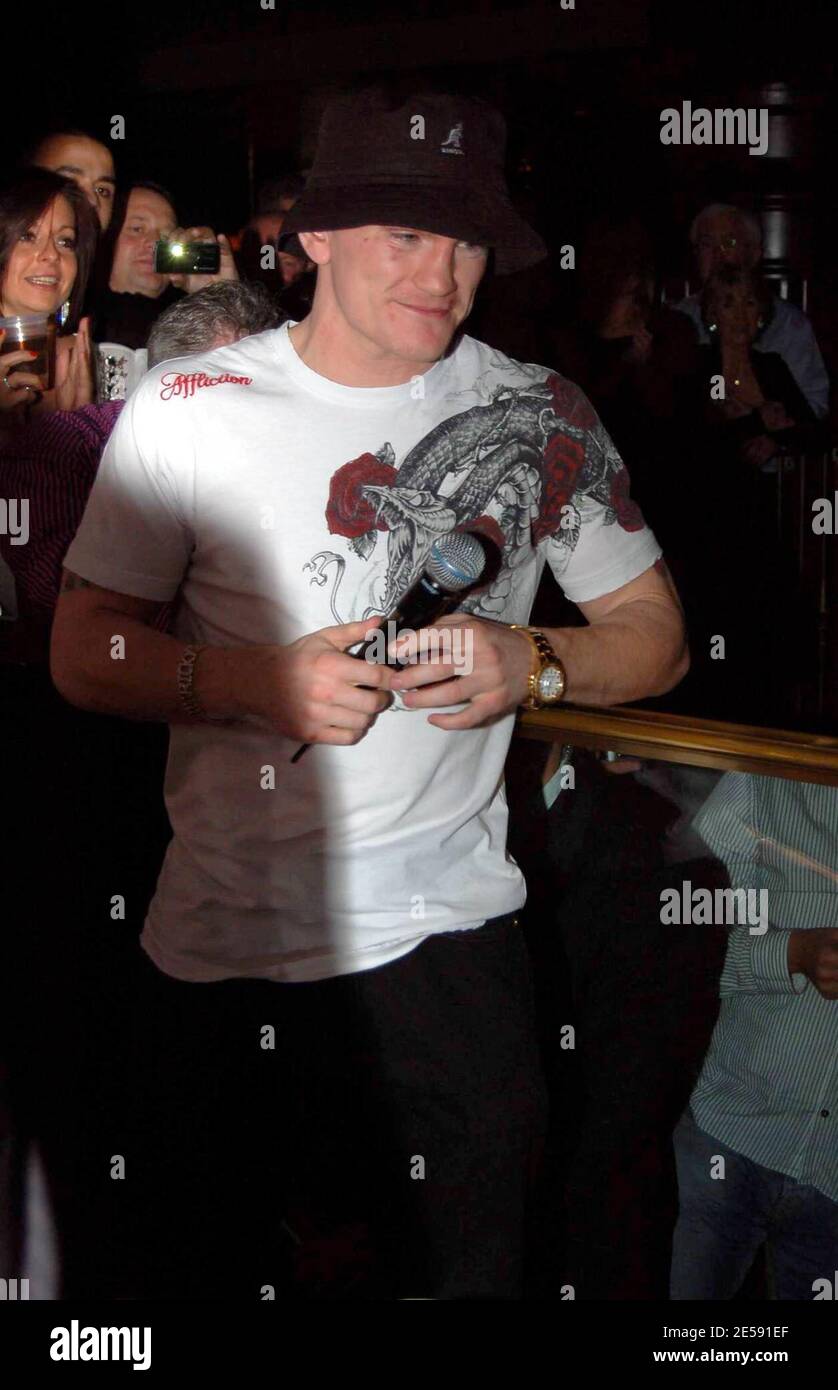 Ricky Hatton al suo partito post-combattimento a Body English. Il coraggioso Brit Hatton ha ceduto il suo record imbattuto all'American Floyd Mayweather dopo una sosta al decimo giro nell'attesissimo combattimento in cui Mayweather lo ha galleggiato con un punitivo gancio sinistro. I rapporti sono che, anche con la sconfitta, Hatton non è pronto a gettare nel asciugamano. Dice: "Mi beffi giù, ma io continuo a tornare. Ricky Hatton non è finito.' aggiungendo 'il mio orgoglio è ferito più dei pugni feriti.' Las Vegas, Nevada. 12/8/07. [[cas]] Foto Stock