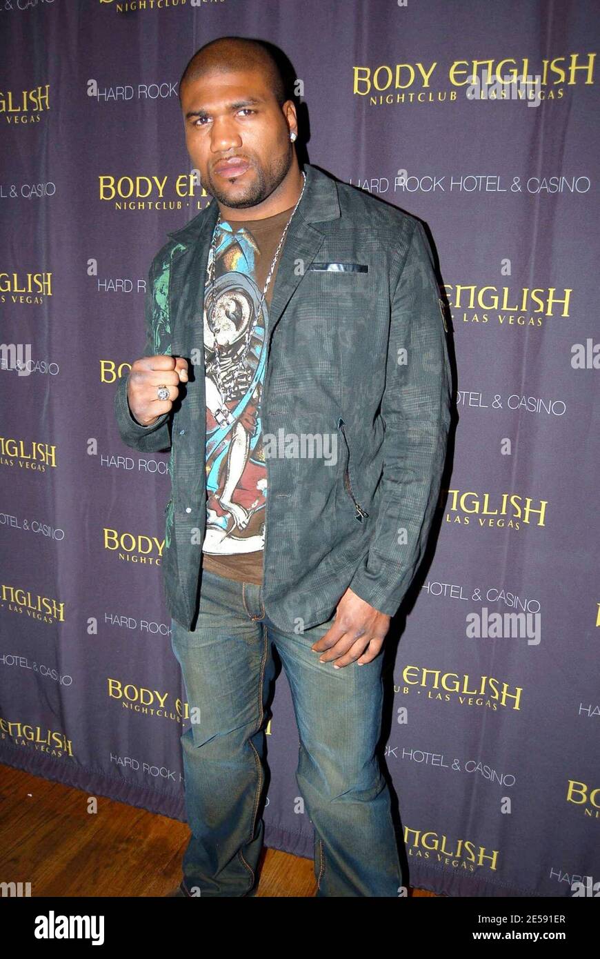 Rampage Jackson partecipa alla festa post-combattimento di Ricky Hatton al Body English. Il coraggioso Brit Hatton ha ceduto il suo record imbattuto all'American Floyd Mayweather dopo una sosta al decimo giro nell'attesissimo combattimento in cui Mayweather lo ha galleggiato con un punitivo gancio sinistro. I rapporti sono che, anche con la sconfitta, Hatton non è pronto a gettare nel asciugamano. Dice: "Mi beffi giù, ma io continuo a tornare. Ricky Hatton non è finito.' aggiungendo 'il mio orgoglio è ferito più dei pugni feriti.' Las Vegas, Nevada. 12/8/07. [[cas]] Foto Stock