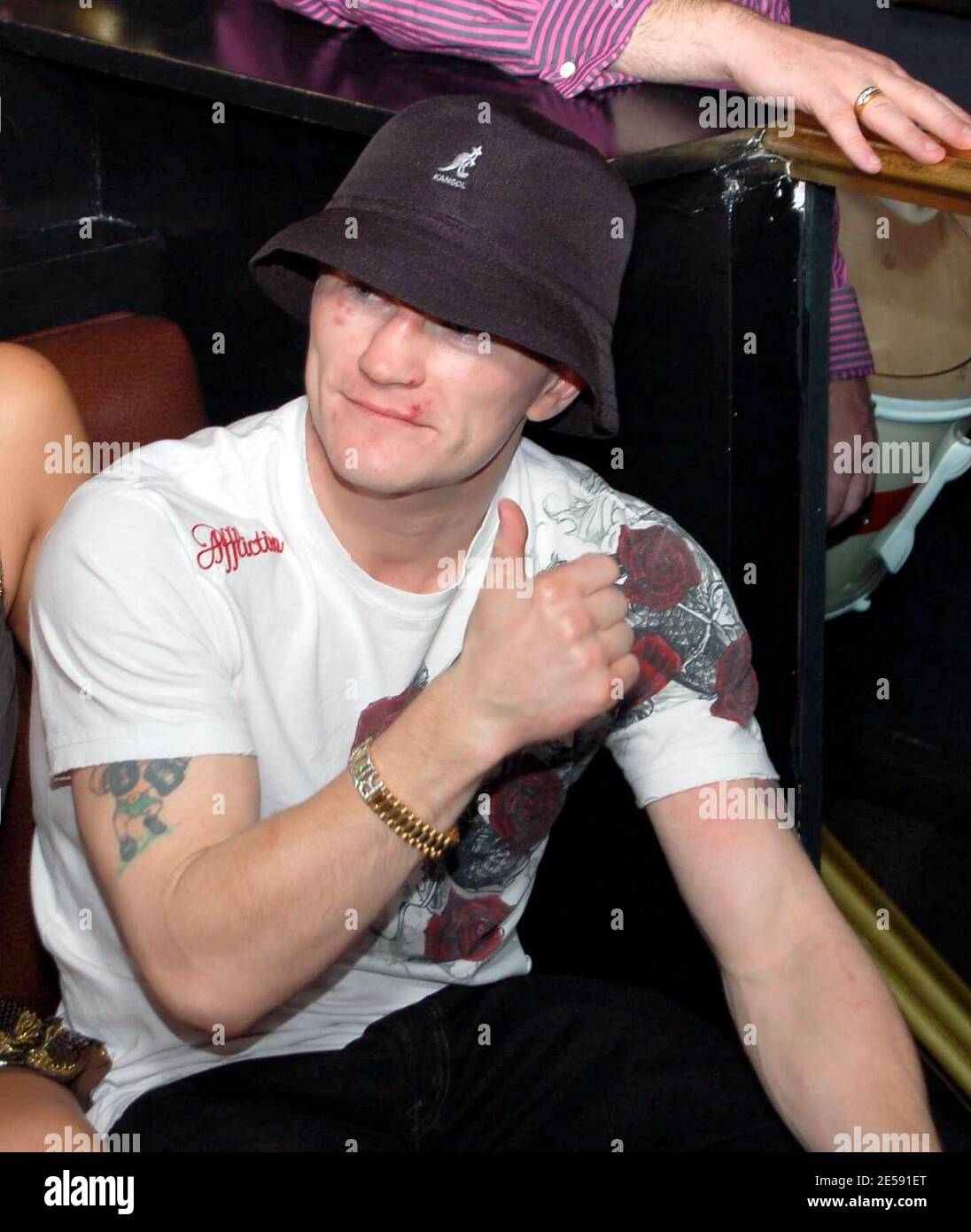 Ricky Hatton al suo partito post-combattimento a Body English. Il coraggioso Brit Hatton ha ceduto il suo record imbattuto all'American Floyd Mayweather dopo una sosta al decimo giro nell'attesissimo combattimento in cui Mayweather lo ha galleggiato con un punitivo gancio sinistro. I rapporti sono che, anche con la sconfitta, Hatton non è pronto a gettare nel asciugamano. Dice: "Mi beffi giù, ma io continuo a tornare. Ricky Hatton non è finito.' aggiungendo 'il mio orgoglio è ferito più dei pugni feriti.' Las Vegas, Nevada. 12/8/07. [[cas]] Foto Stock