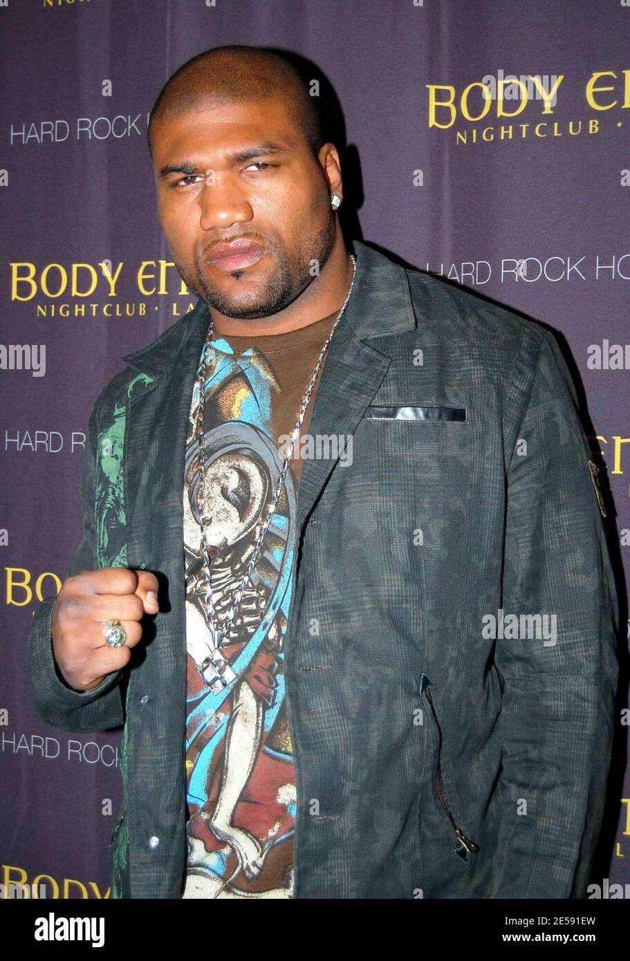 Rampage Jackson partecipa alla festa post-combattimento di Ricky Hatton al Body English. Il coraggioso Brit Hatton ha ceduto il suo record imbattuto all'American Floyd Mayweather dopo una sosta al decimo giro nell'attesissimo combattimento in cui Mayweather lo ha galleggiato con un punitivo gancio sinistro. I rapporti sono che, anche con la sconfitta, Hatton non è pronto a gettare nel asciugamano. Dice: "Mi beffi giù, ma io continuo a tornare. Ricky Hatton non è finito.' aggiungendo 'il mio orgoglio è ferito più dei pugni feriti.' Las Vegas, Nevada. 12/8/07. [[cas]] Foto Stock