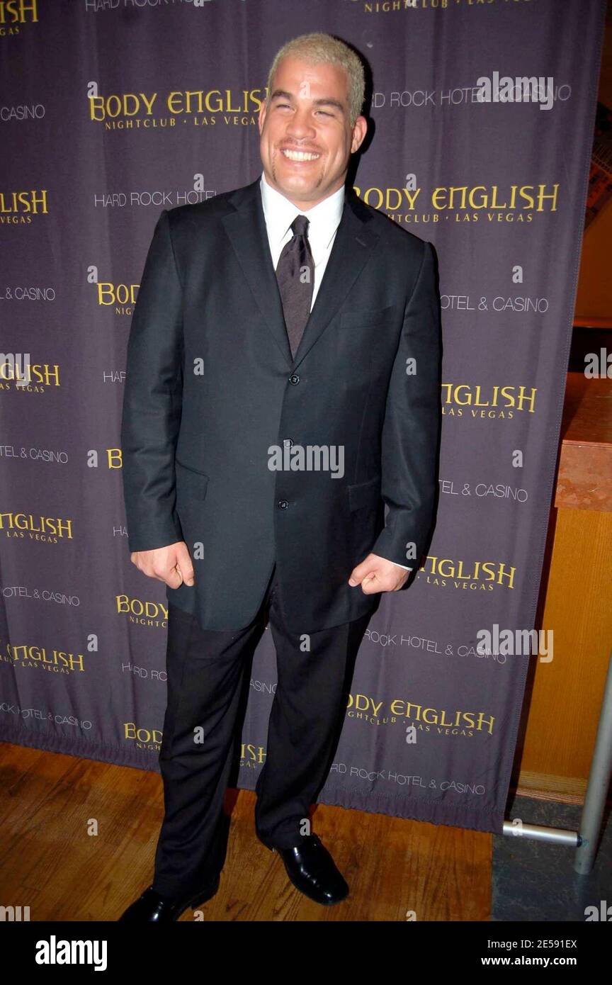 Tito Ortiz partecipa alla festa post-combattimento di Ricky Hatton al Body English. Il coraggioso Brit Hatton ha ceduto il suo record imbattuto all'American Floyd Mayweather dopo una sosta al decimo giro nell'attesissimo combattimento in cui Mayweather lo ha galleggiato con un punitivo gancio sinistro. I rapporti sono che, anche con la sconfitta, Hatton non è pronto a gettare nel asciugamano. Dice: "Mi beffi giù, ma io continuo a tornare. Ricky Hatton non è finito.' aggiungendo 'il mio orgoglio è ferito più dei pugni feriti.' Las Vegas, Nevada. 12/8/07. [[cas]] Foto Stock