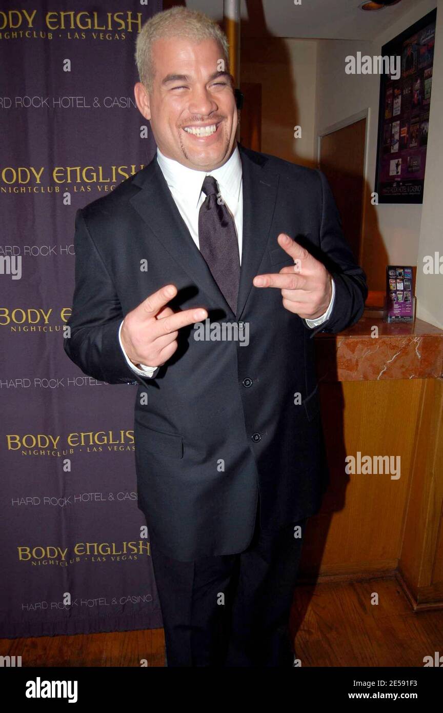 Tito Ortiz partecipa alla festa post-combattimento di Ricky Hatton al Body English. Il coraggioso Brit Hatton ha ceduto il suo record imbattuto all'American Floyd Mayweather dopo una sosta al decimo giro nell'attesissimo combattimento in cui Mayweather lo ha galleggiato con un punitivo gancio sinistro. I rapporti sono che, anche con la sconfitta, Hatton non è pronto a gettare nel asciugamano. Dice: "Mi beffi giù, ma io continuo a tornare. Ricky Hatton non è finito.' aggiungendo 'il mio orgoglio è ferito più dei pugni feriti.' Las Vegas, Nevada. 12/8/07. [[cas]] Foto Stock