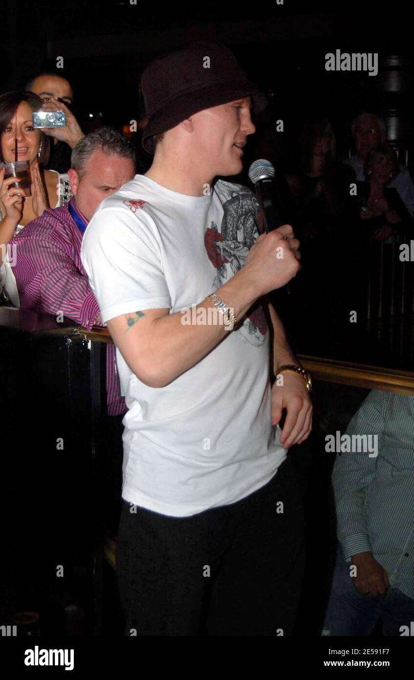 Ricky Hatton al suo partito post-combattimento a Body English. Il coraggioso Brit Hatton ha ceduto il suo record imbattuto all'American Floyd Mayweather dopo una sosta al decimo giro nell'attesissimo combattimento in cui Mayweather lo ha galleggiato con un punitivo gancio sinistro. I rapporti sono che, anche con la sconfitta, Hatton non è pronto a gettare nel asciugamano. Dice: "Mi beffi giù, ma io continuo a tornare. Ricky Hatton non è finito.' aggiungendo 'il mio orgoglio è ferito più dei pugni feriti.' Las Vegas, Nevada. 12/8/07. [[cas]] Foto Stock