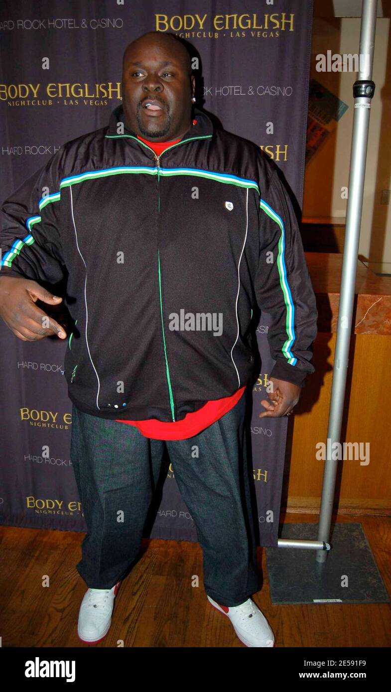 Big Black partecipa alla festa post-combattimento di Ricky Hatton al Body English. Il coraggioso Brit Hatton ha ceduto il suo record imbattuto all'American Floyd Mayweather dopo una sosta al decimo giro nell'attesissimo combattimento in cui Mayweather lo ha galleggiato con un punitivo gancio sinistro. I rapporti sono che, anche con la sconfitta, Hatton non è pronto a gettare nel asciugamano. Dice: "Mi beffi giù, ma io continuo a tornare. Ricky Hatton non è finito.' aggiungendo 'il mio orgoglio è ferito più dei pugni feriti.' Las Vegas, Nevada. 12/8/07. [[cas]] Foto Stock