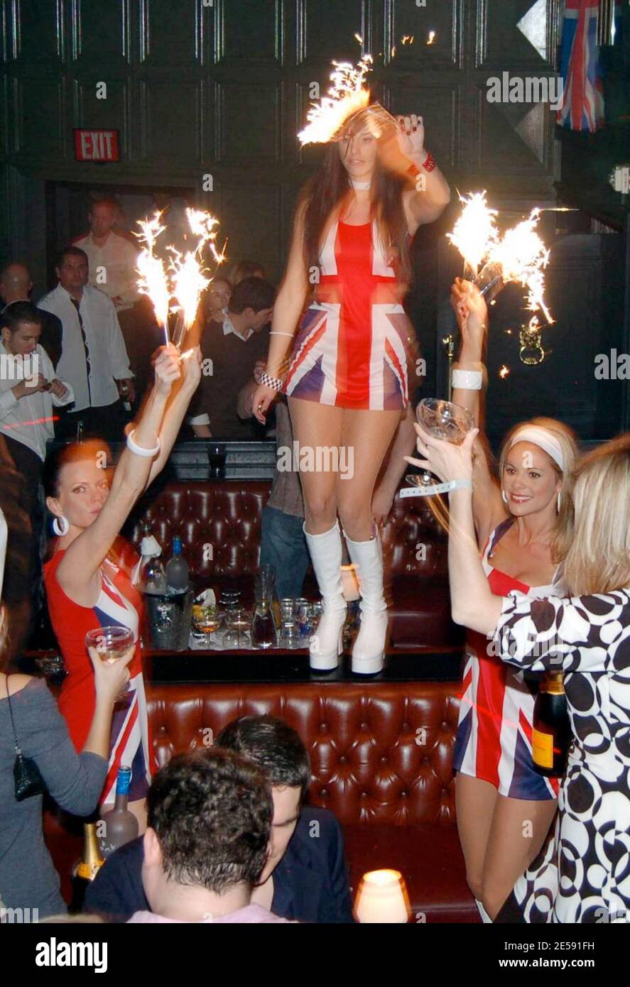 Atmosfera al party post-combattimento di Ricky Hatton al Body English. Il coraggioso Brit Hatton ha ceduto il suo record imbattuto all'American Floyd Mayweather dopo una sosta al decimo giro nell'attesissimo combattimento in cui Mayweather lo ha galleggiato con un punitivo gancio sinistro. I rapporti sono che, anche con la sconfitta, Hatton non è pronto a gettare nel asciugamano. Dice: "Mi beffi giù, ma io continuo a tornare. Ricky Hatton non è finito.' aggiungendo 'il mio orgoglio è ferito più dei pugni feriti.' Las Vegas, Nevada. 12/8/07. [[cas]] Foto Stock