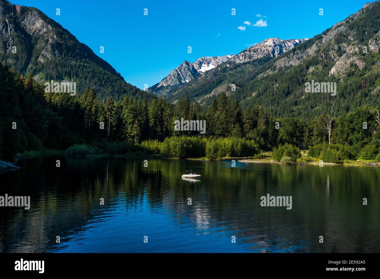 Le persone che pescano all'estremità sud del lago Wallowa con le cime all'interno dell'area di Eagle Cap Wilderness sullo sfondo. Foto Stock