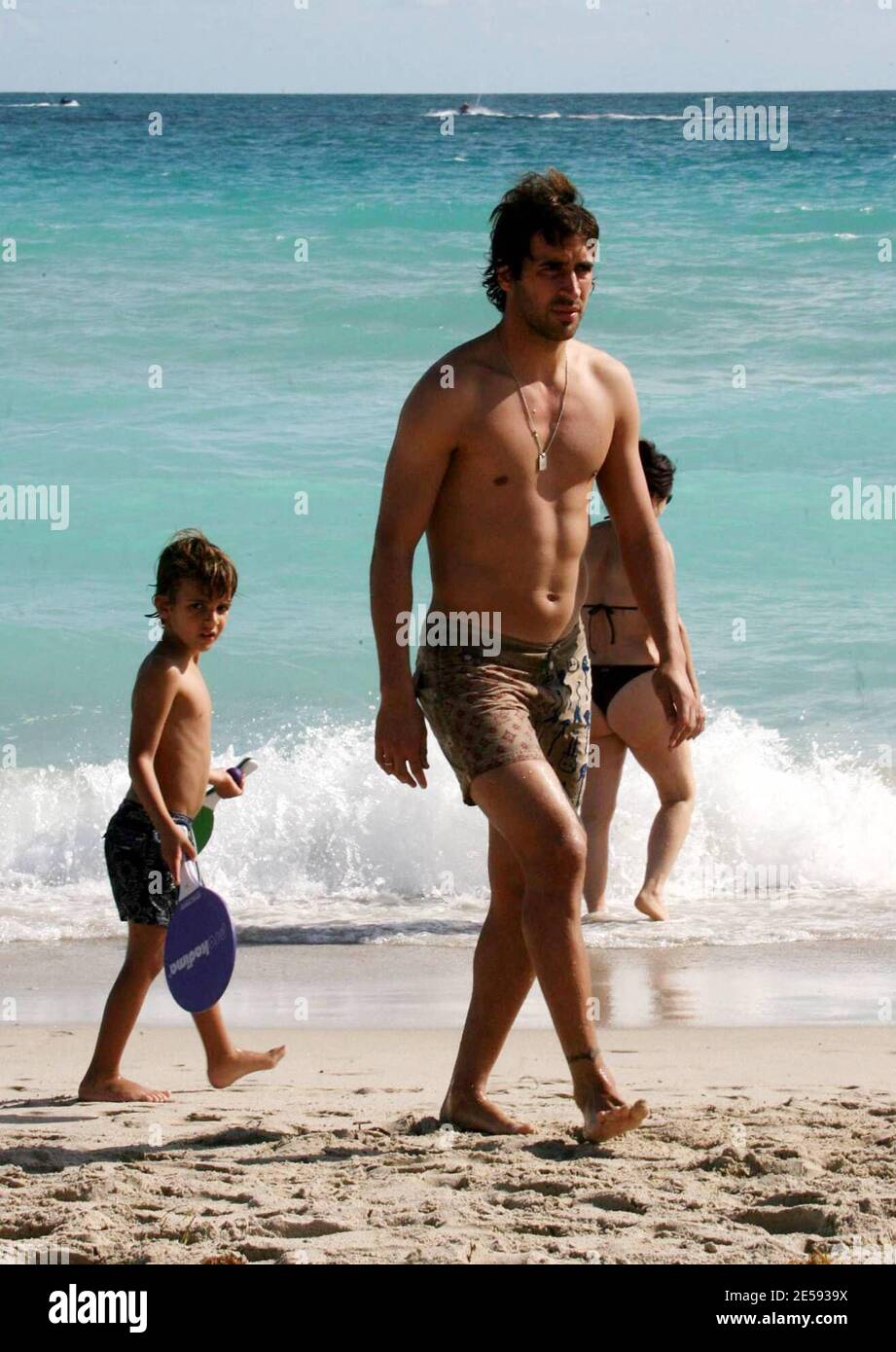 Il Capitano Raul Gonzlez Blanco del team Real Madrid ama trascorrere il giorno di Natale al sole con la sua famiglia a Miami Beach. Miami, Florida. 12/25/07. [[mab]] Foto Stock