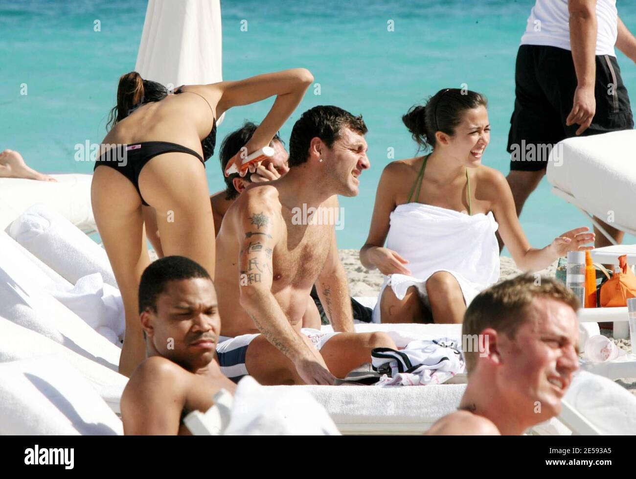 Il giorno di Natale, la stella italiana di calcio Davide Bombardini e la ragazza Giorgia Palmas si rilassano a Miami Beach con gli amici Christian 'Bobo' Vieri e la ragazza Elizabetta Canalis. Miami, Florida. 12/25/07. [[mab]] Foto Stock