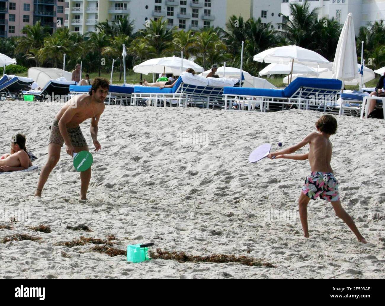 Il Capitano Raul Gonzlez Blanco del team Real Madrid ama trascorrere il giorno di Natale al sole con la sua famiglia a Miami Beach. Miami, Florida. 12/25/07. [[mab]] Foto Stock