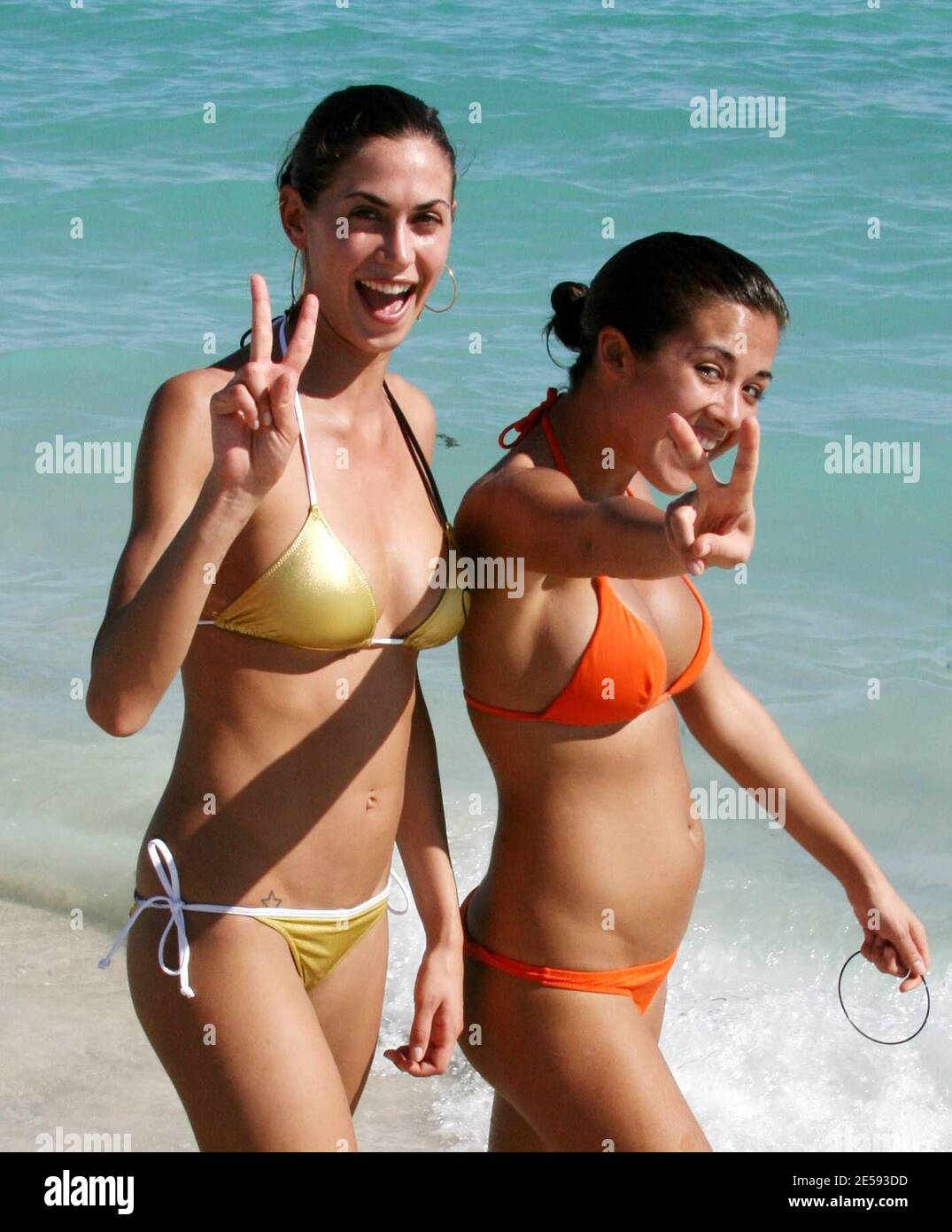Esclusiva!! Melissa Satta e un amico fate una passeggiata a Miami Beach, Florida. 12/26/07. [[mab]] Foto Stock