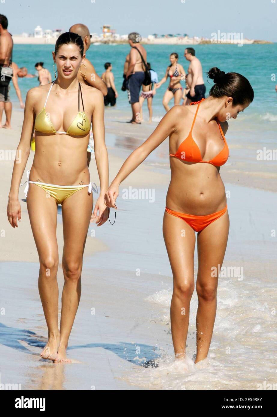 Esclusiva!! Melissa Satta e un amico fate una passeggiata a Miami Beach, Florida. 12/26/07. [[mab]] Foto Stock