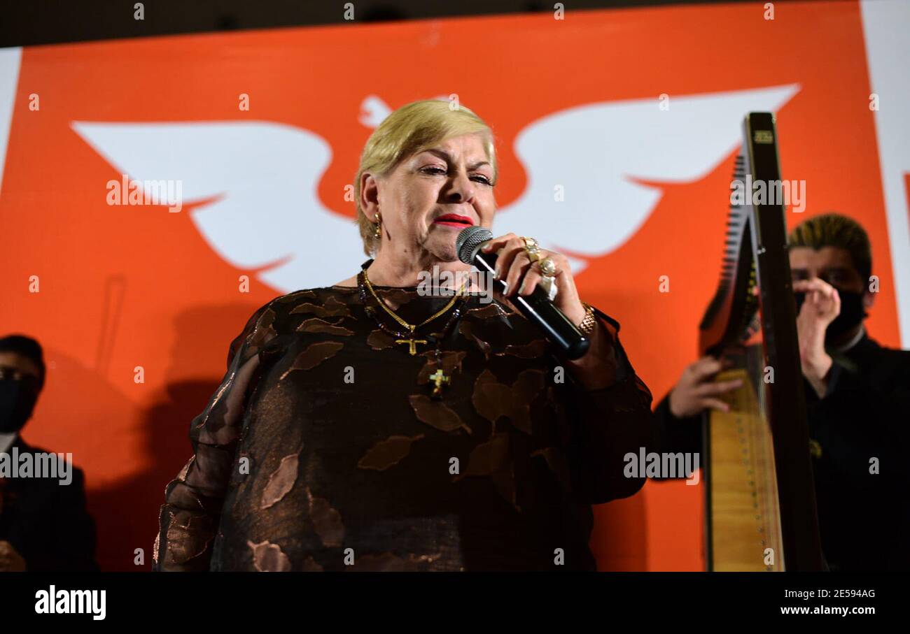 XALAPA, MESSICO - GENNAIO 25: Lo zenzero messicano Francisca Viveros Barradas, conosciuto come 'Paquita la del Barrio' è registrato come candidato per il partito Movimiento ciudadano come deputato locale per il comune di Misantla, Veracruz il 25 gennaio 2021 a Xalapa, Messico. Credit: Oscar Martinez/Eyepix Group/The Photo Access Foto Stock