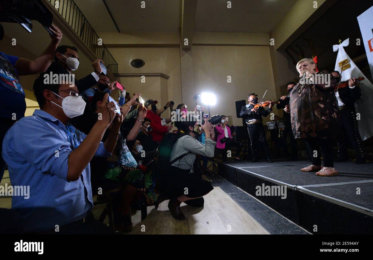 XALAPA, MESSICO - GENNAIO 25: Lo zenzero messicano Francisca Viveros Barradas, conosciuto come 'Paquita la del Barrio' è registrato come candidato per il partito Movimiento ciudadano come deputato locale per il comune di Misantla, Veracruz il 25 gennaio 2021 a Xalapa, Messico. Credit: Oscar Martinez/Eyepix Group/The Photo Access Foto Stock