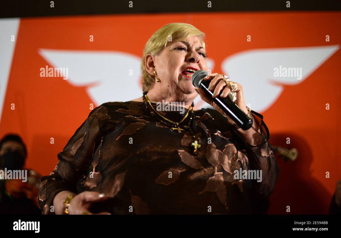 XALAPA, MESSICO - GENNAIO 25: Lo zenzero messicano Francisca Viveros Barradas, conosciuto come 'Paquita la del Barrio' è registrato come candidato per il partito Movimiento ciudadano come deputato locale per il comune di Misantla, Veracruz il 25 gennaio 2021 a Xalapa, Messico. Credit: Oscar Martinez/Eyepix Group/The Photo Access Foto Stock
