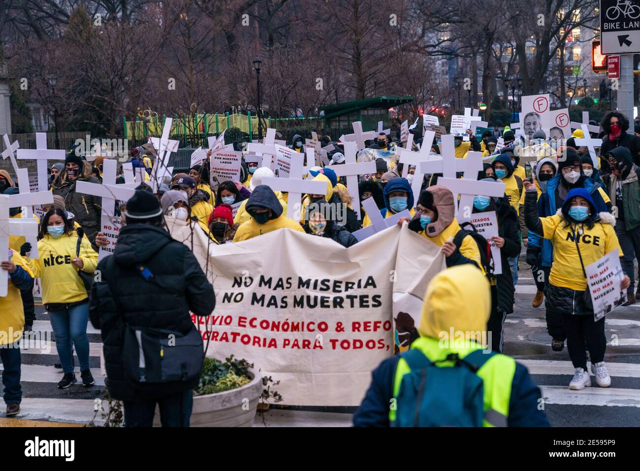 New York, NY - 26 gennaio 2021: Gli immigrati hanno organizzato raduni e marcia per i diritti degli immigrati e commemorano la morte della pandemia COVID-19 su Union Square Foto Stock