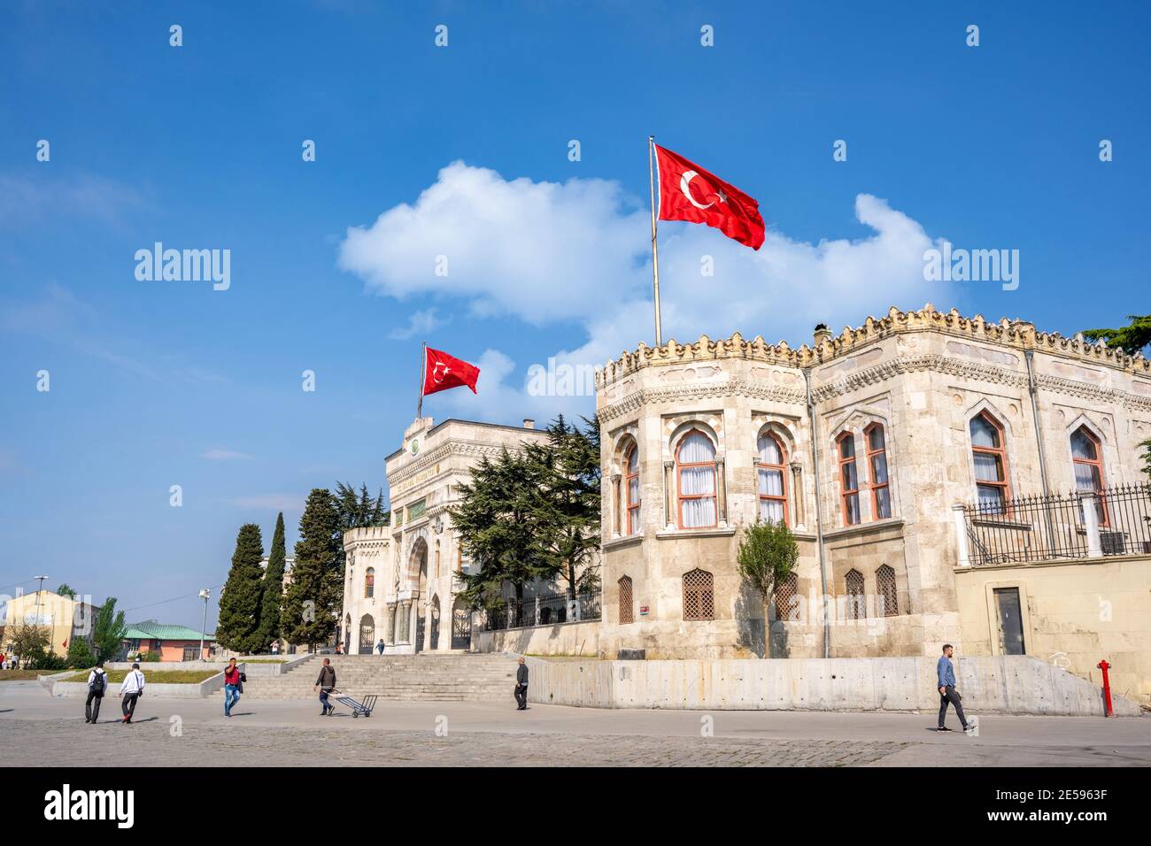 Istanbul / Turchia - Maggio 02 2019 : Istituto di costruzione di Scienze marine e Gestione dell'Università di Istanbul in estate con cielo blu e clou Foto Stock