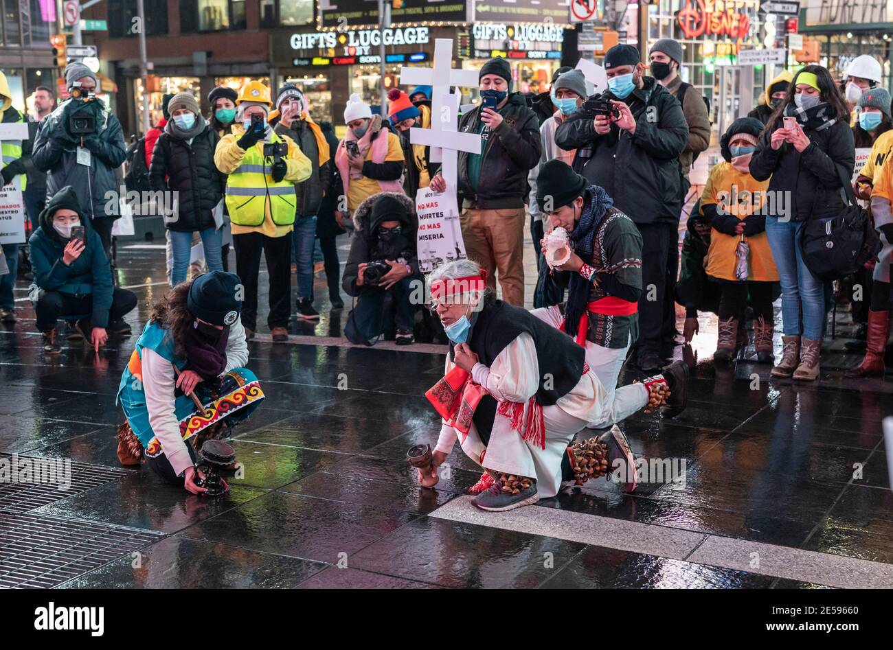 New York, NY - 26 gennaio 2021: Gli immigrati eseguono danze pre ispaniche e benedizioni durante i rally e la marcia per i diritti degli immigrati su Times Square Foto Stock