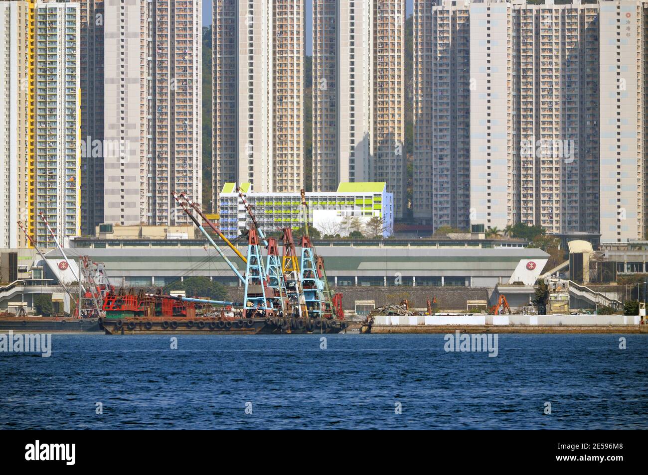 Stazione MTR di Yau Tong e tenuta Yau Tong a Kowloon, Hong Kong Foto Stock