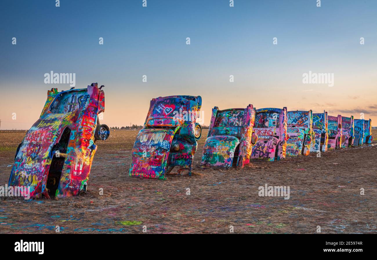 Cadillac Ranch è un'installazione di arte pubblica e scultura in Amarillo, Texas, Stati Uniti. Foto Stock
