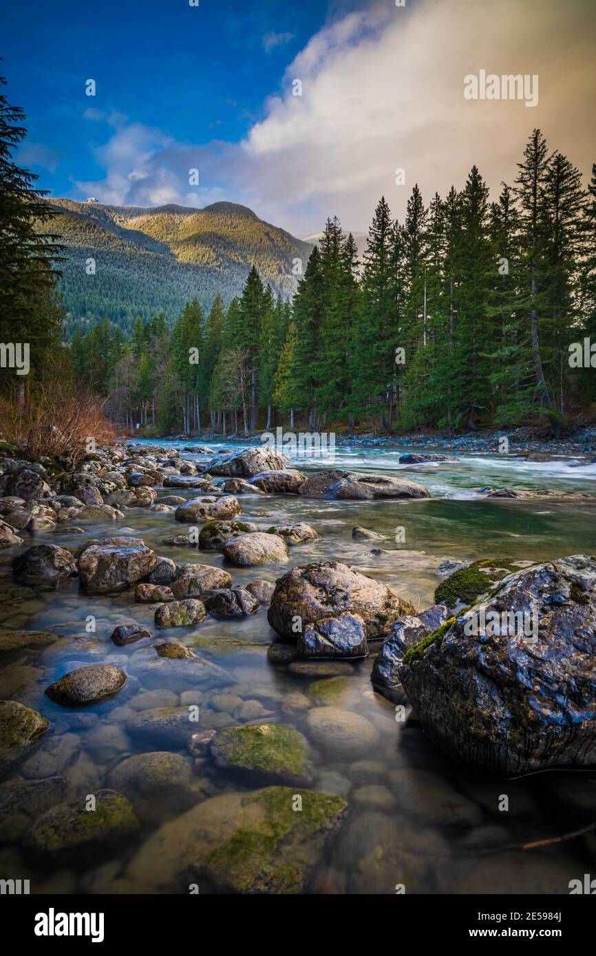 Il fiume Snoqualmie è un fiume lungo 45 chilometri nella contea di King e nella contea di Snohomish nello stato americano di Washington. Foto Stock