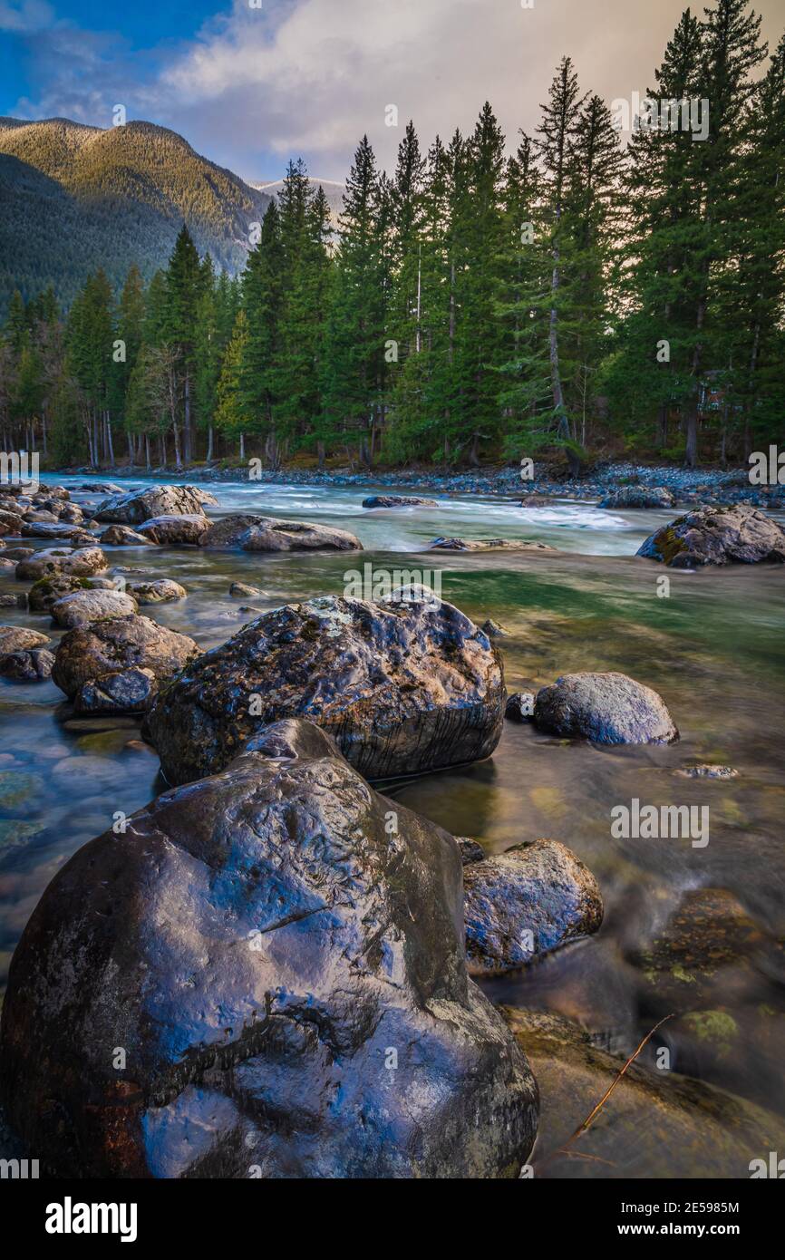 Il fiume Snoqualmie è un fiume lungo 45 chilometri nella contea di King e nella contea di Snohomish nello stato americano di Washington. Foto Stock