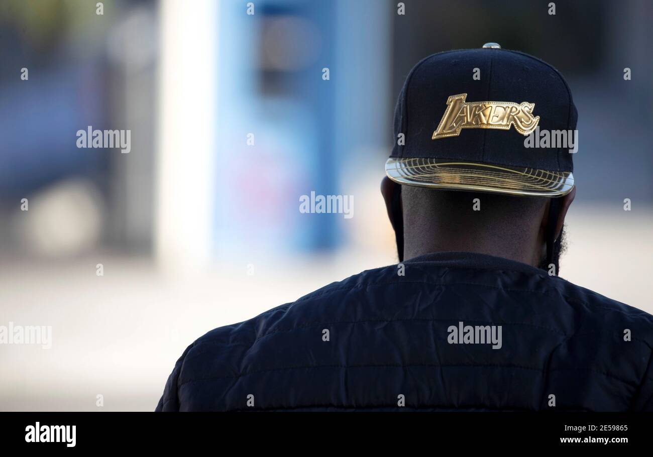 Una persona indossa un cappello Los Angeles Lakers il giorno in cui Kobe  Bryant è morto un anno fa insieme a sua figlia e ad altri sette quando il  loro elicottero si