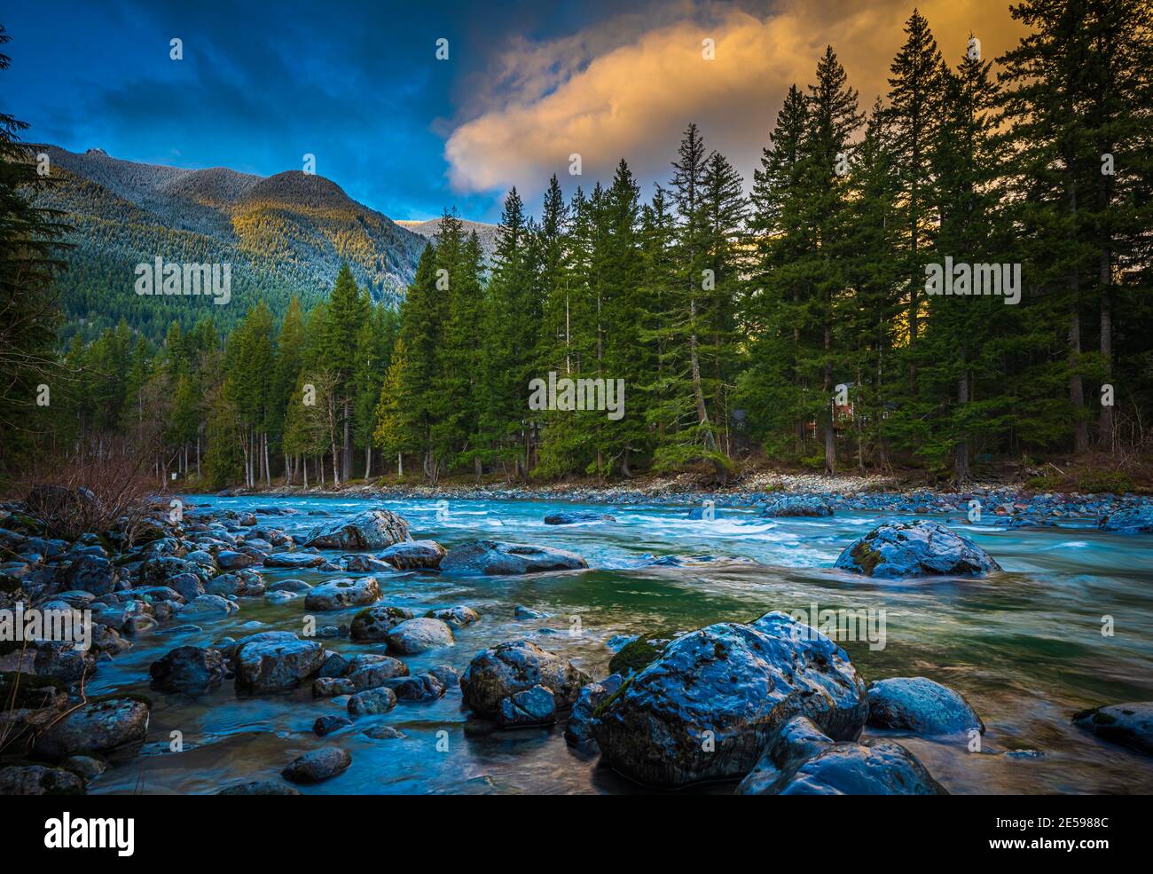 Il fiume Snoqualmie è un fiume lungo 45 chilometri nella contea di King e nella contea di Snohomish nello stato americano di Washington. Foto Stock