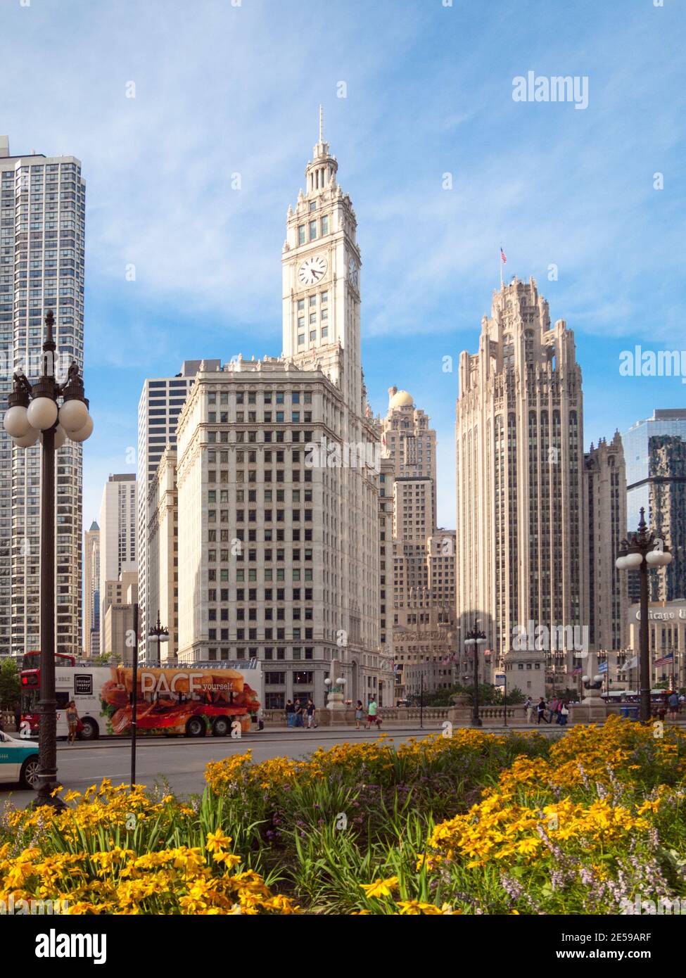The Wrigley Building, InterContinental Chicago (South Tower), e Tribune Tower (destra) a Chicago, Illinois, come visto da East Wacker Drive. Foto Stock