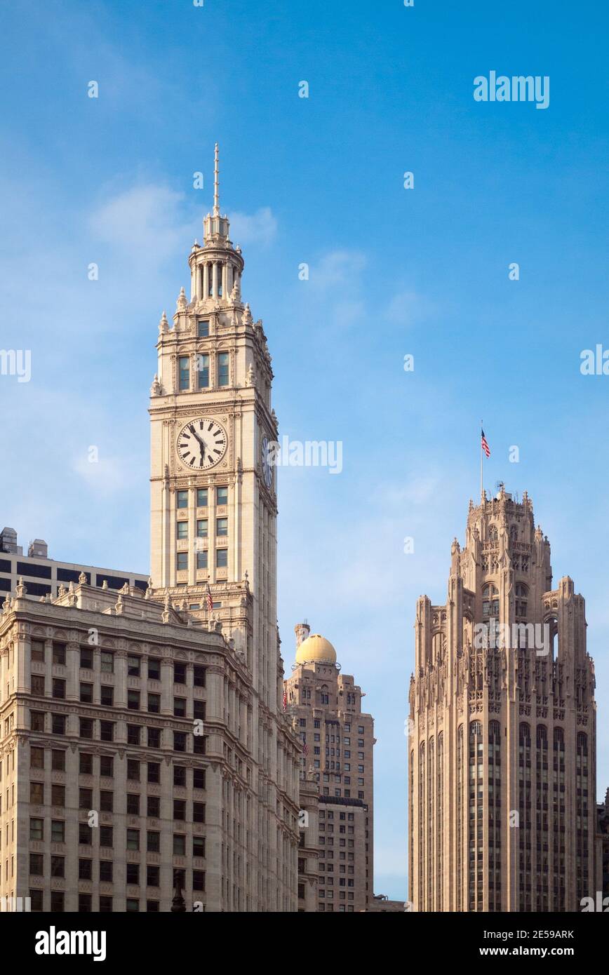 Una vista della Wrigley Building (sinistra), InterContinental Chicago [Torre Sud] (centro), e Tribune Tower (destra) in Chicago, Illinois. Foto Stock