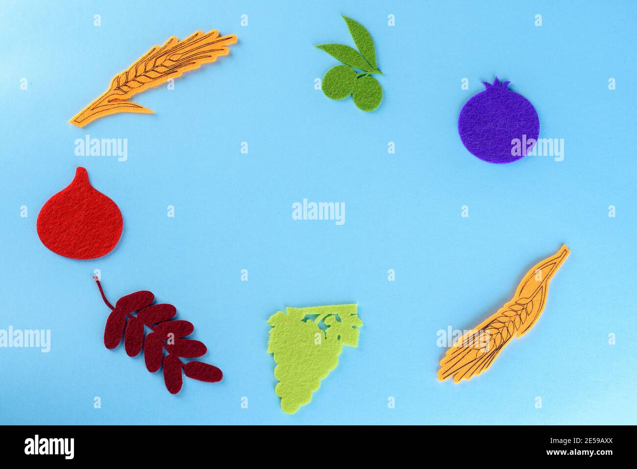 Biglietti d'auguri per le feste ebraiche con sette specie vengono tradizionalmente consumati durante le vacanze ebraiche Tu Bishvat, Sukkot e Shavuot.le sette specie sono tutti ingredienti importanti della cucina israeliana. Foto Stock