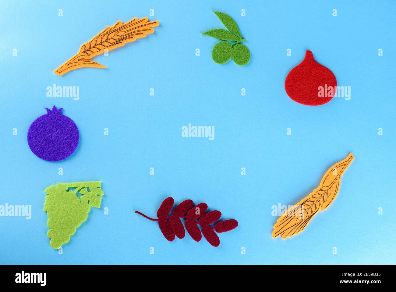 Biglietti d'auguri per le feste ebraiche con sette specie vengono tradizionalmente consumati durante le vacanze ebraiche Tu Bishvat, Sukkot e Shavuot.le sette specie sono tutti ingredienti importanti della cucina israeliana. Foto Stock