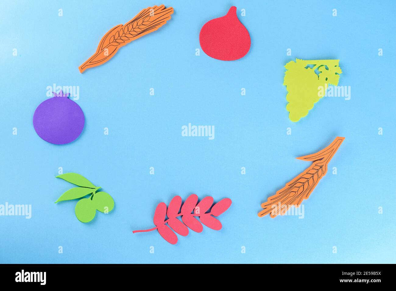 Le sette specie sono tradizionalmente mangiate sulle feste ebraiche Tu Bishvat, Sukkot, Shavuot.The sette specie sono tutti ingredienti importanti in Israeli cuisine.Greeting card, festa ebraica, spazio di copia. Foto Stock