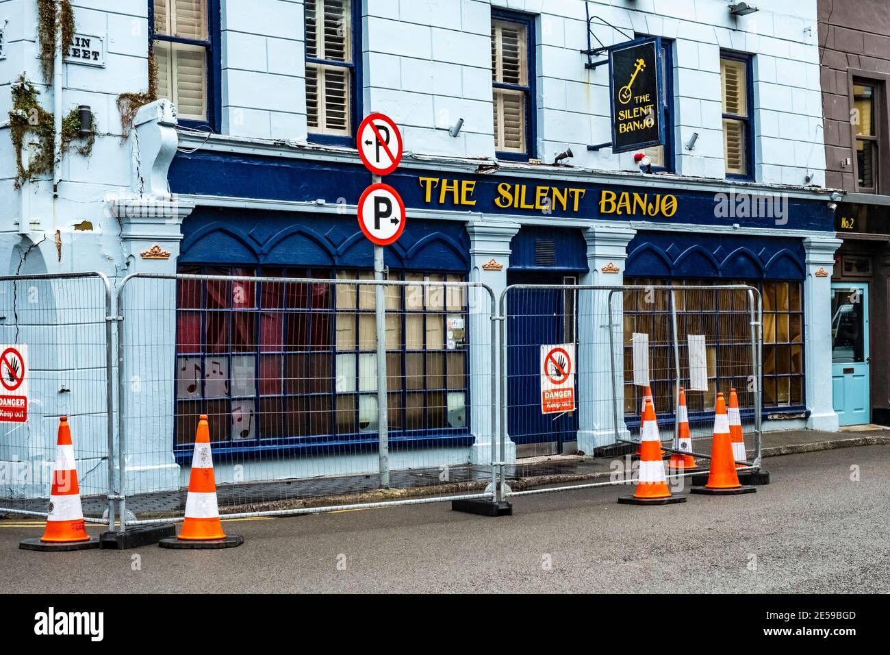 Il Silent Banjo, un negozio di musica, è ora chiuso, imbarcato e bloccato; Kinsale, Irlanda; concetto di ironia, abbandonato, silenziato, ecomonia Foto Stock