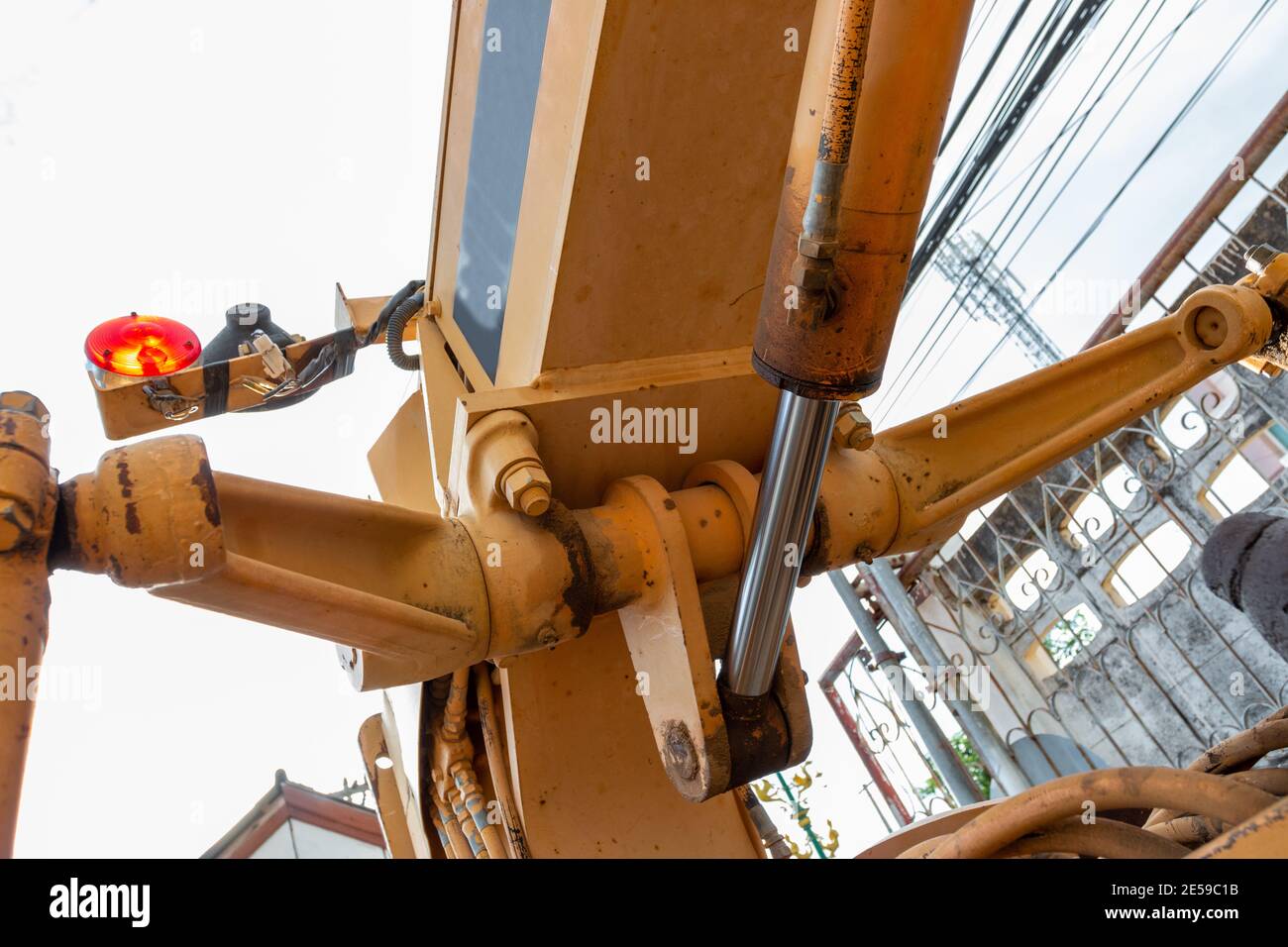 Strada-costruendo macchine, trattori escavatori giallo all'aria aperta in posizione di lavoro Foto Stock