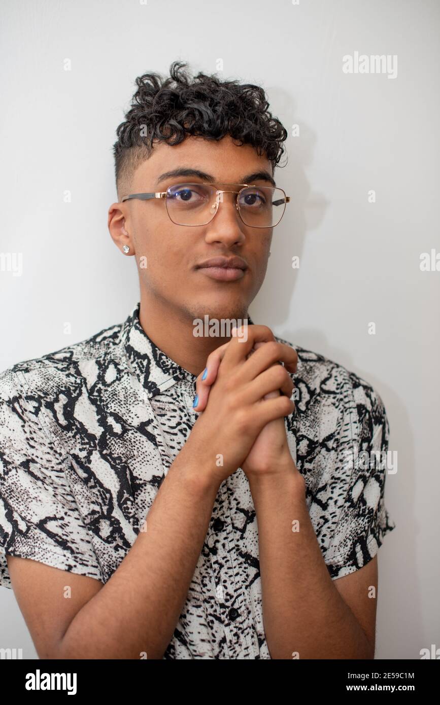 Primo piano ritratto di giovane uomo con smalto blu Foto Stock