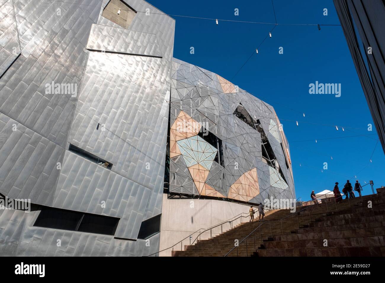 Turisti che visitano Federation Square a Melbourne, Victoria, Australia Foto Stock
