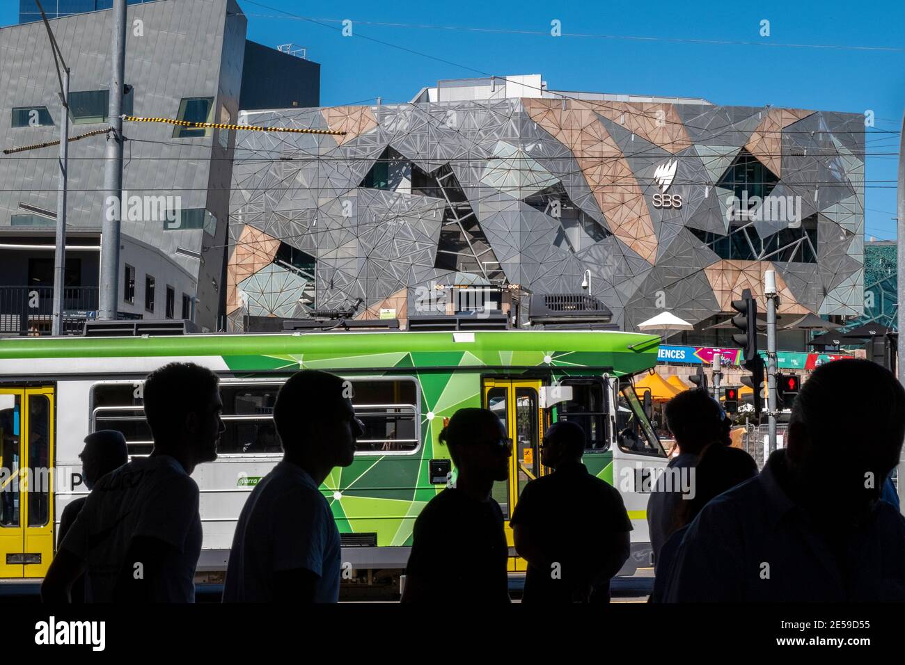 Pedoni e traffico di fronte a Federation Square su Swanston Street, Melbourne, Victoria, Australia Foto Stock