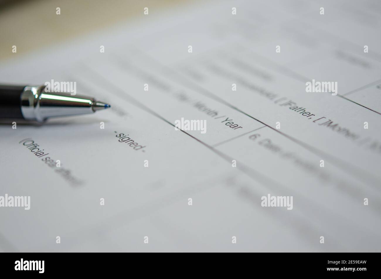 Documenti aziendali, richieste di lavoro o contratti, penne e confezioni di firme. Foto Stock