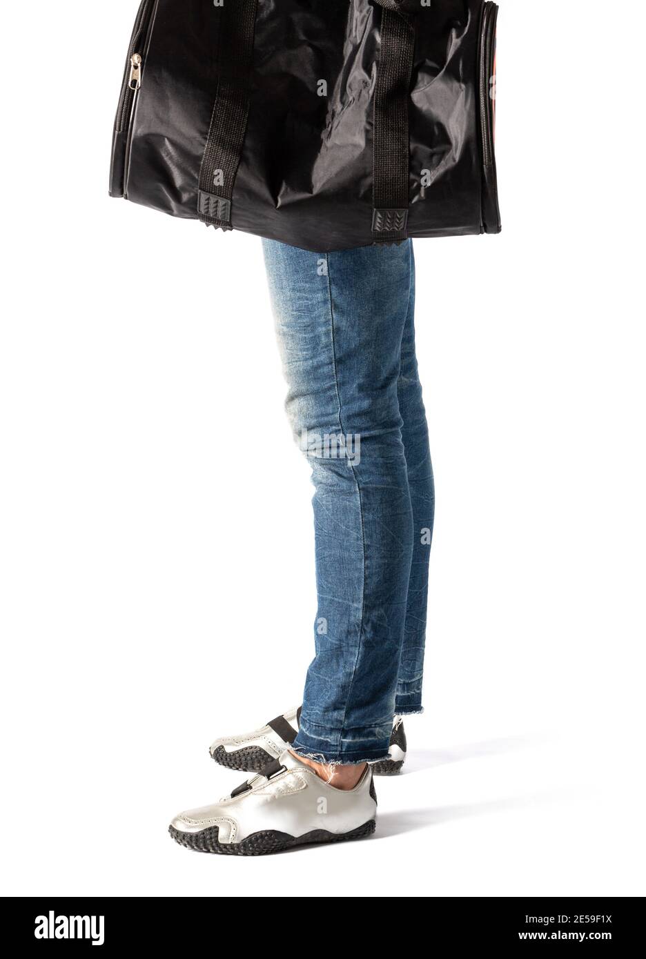 Donne con gambe vestite in jeans blu strappato e atletica le scarpe sono bianche Foto Stock