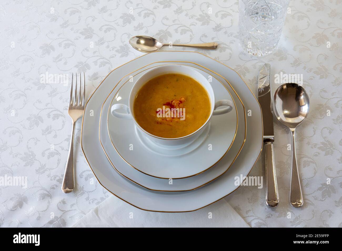 Zuppa di sedano. Zuppa tradizionale di patate, carote e sedano. Cena reale Foto Stock