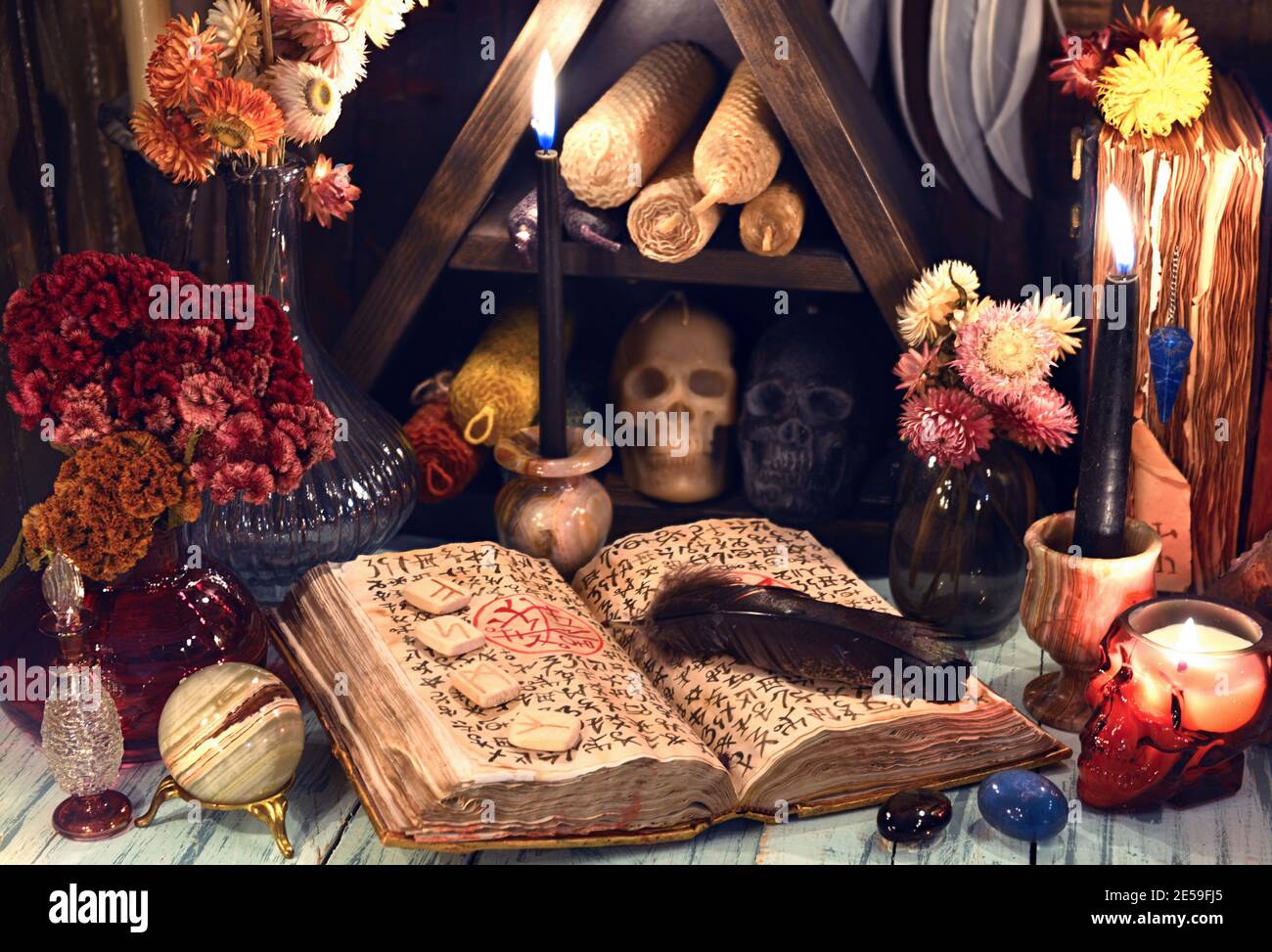 Apri il libro di grimoire con rune e quill sulla tavola witc. Sfondo esoterico, gotico e occulto. Nessun simbolo straniero, tutti i segni sono fantasy uno. Foto Stock