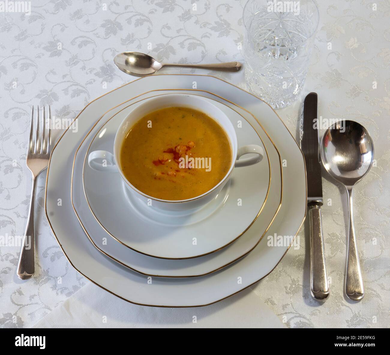 Zuppa di sedano. Zuppa tradizionale di patate, carote e sedano. Cena reale Foto Stock